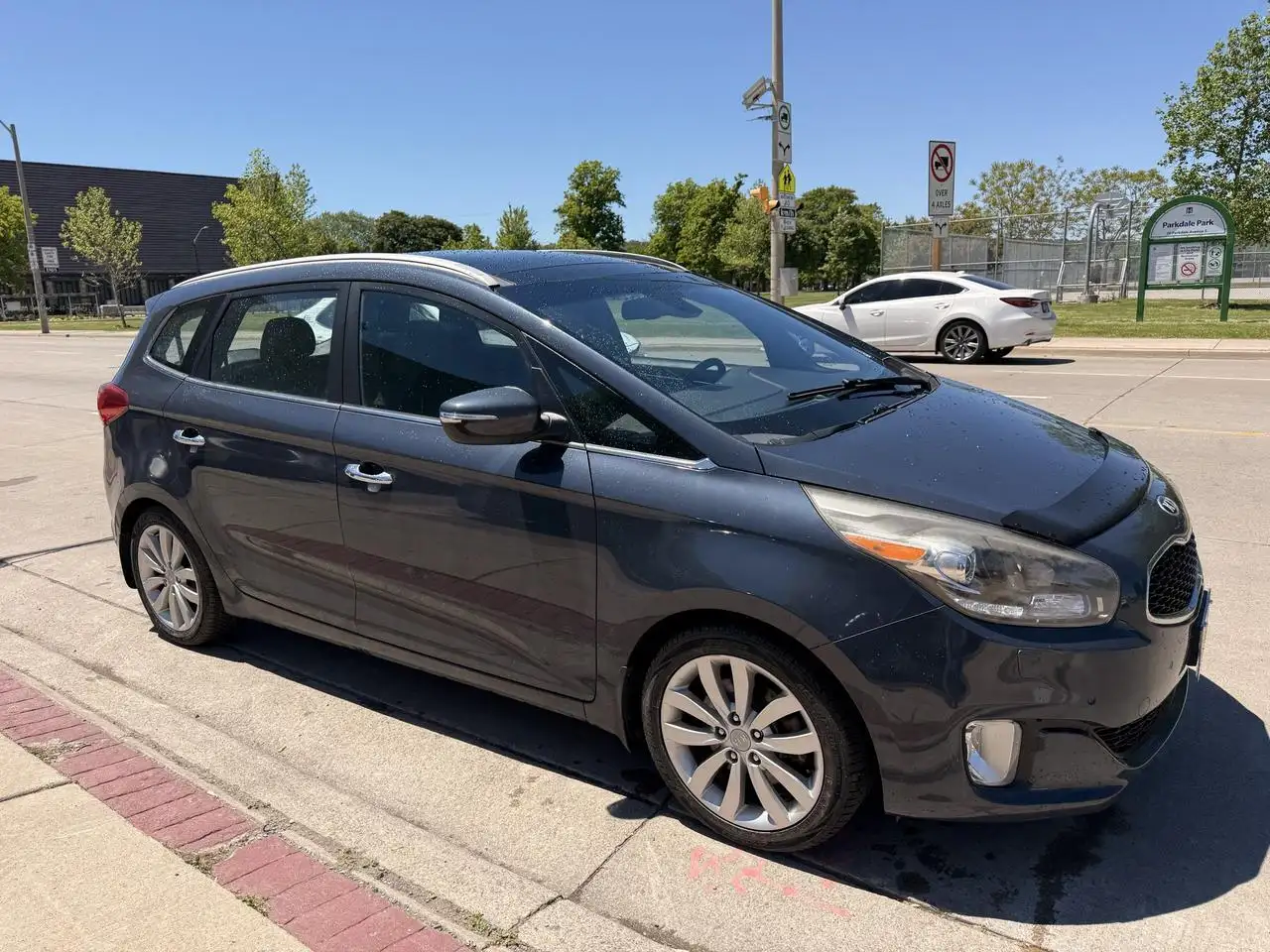 Kia Rondo снимка Kia Rondo