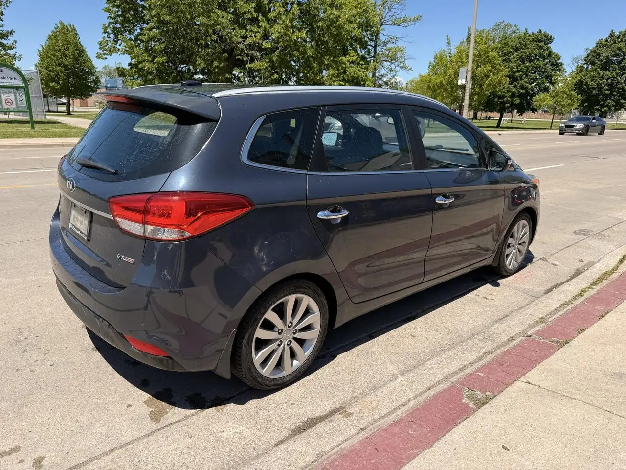 Kia Rondo снимка Kia Rondo