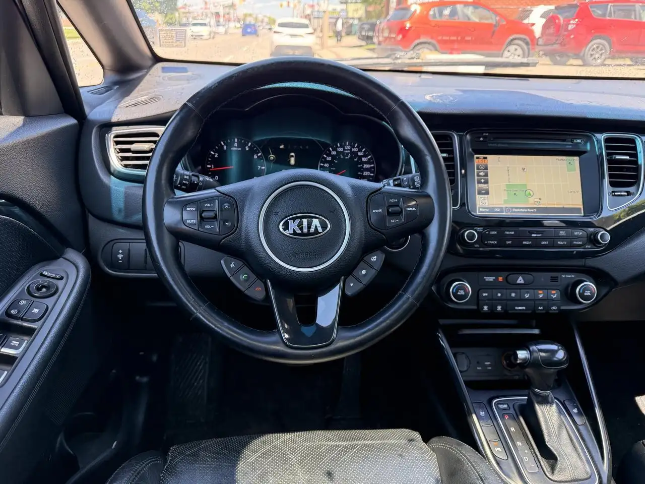 Kia Rondo снимка Kia Rondo