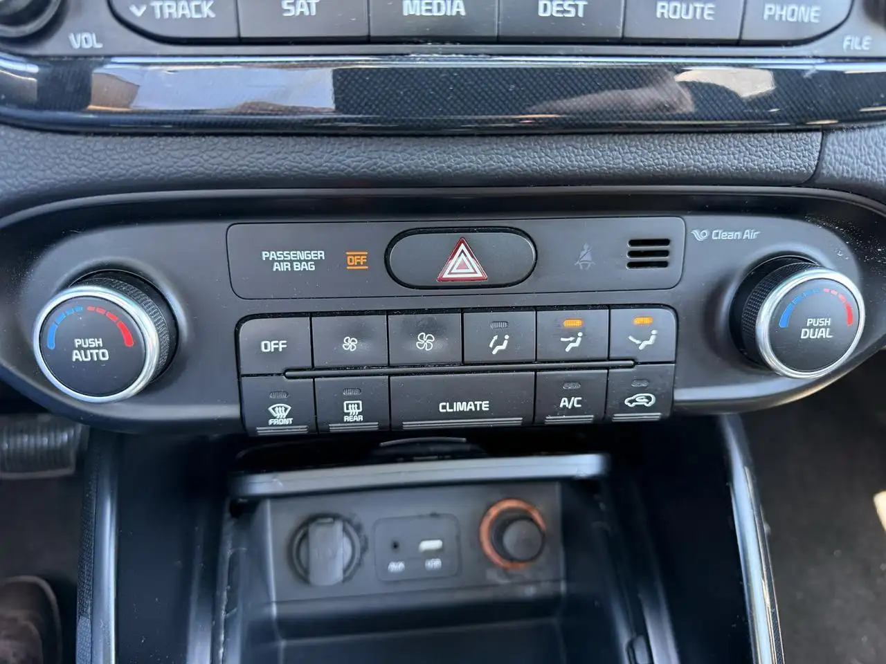 Kia Rondo снимка Kia Rondo
