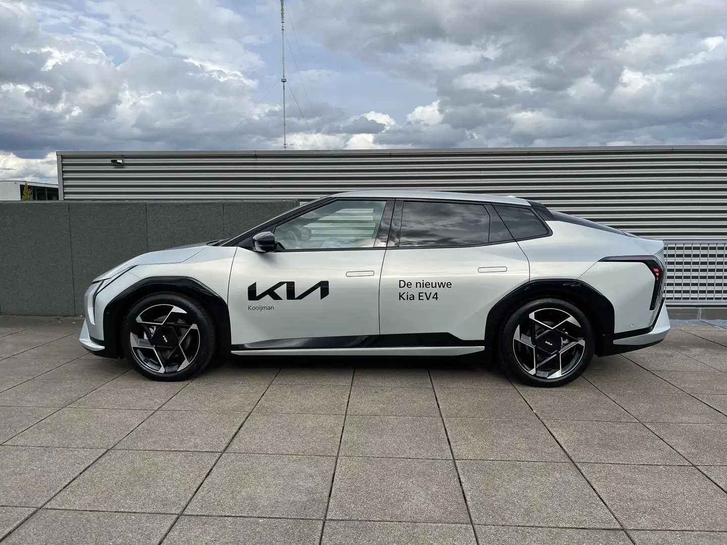 Kia EV4 Fastback GT-PlusLine 81.4 kWh Nu in de Showroom in Gris - 2