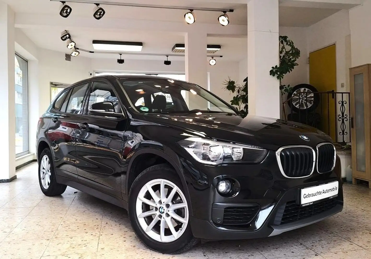 BMW X1 sDrive 18 i Automatik Schiebedach Navi Garantie Schwarz - 1