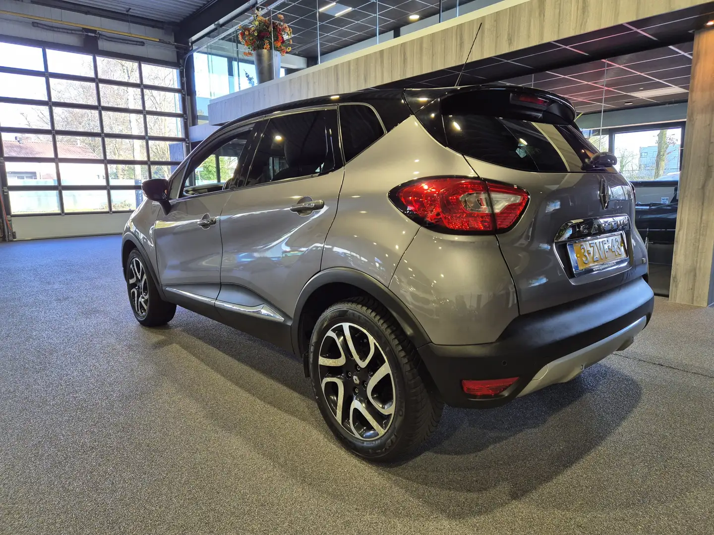 Renault Captur 0.9 TCe Helly Hansen Navigatie | Clima Airco | LED Grijs - 2
