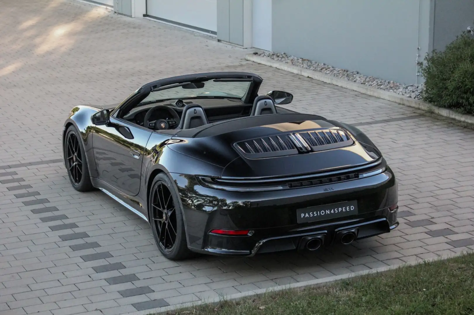Porsche 992 911 992.2 Carrera 4 GTS T-Hybrid Cabriolet Schwarz - 2