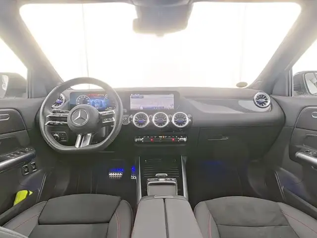 Mercedes-Benz GLA view 6