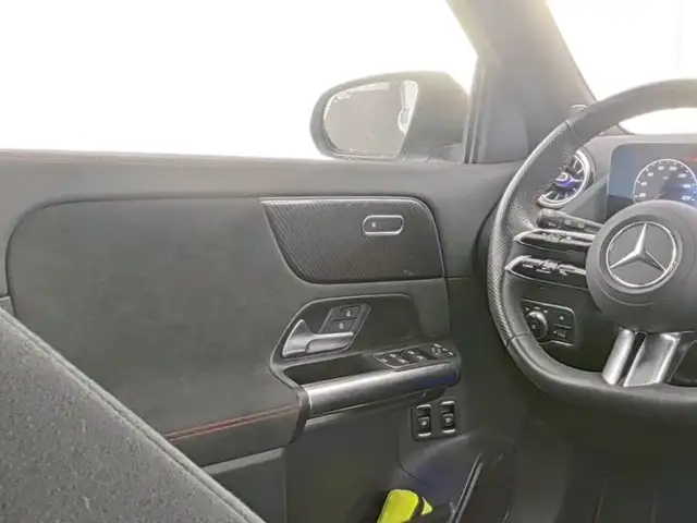 Mercedes-Benz GLA view 9