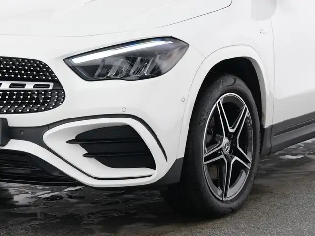 Mercedes-Benz GLA view 4