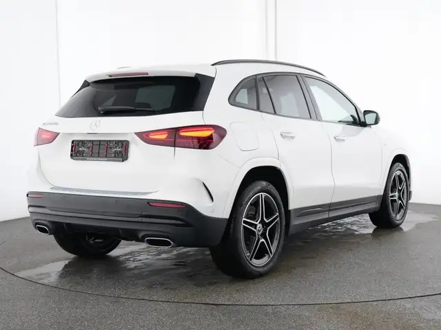 Mercedes-Benz GLA view 3