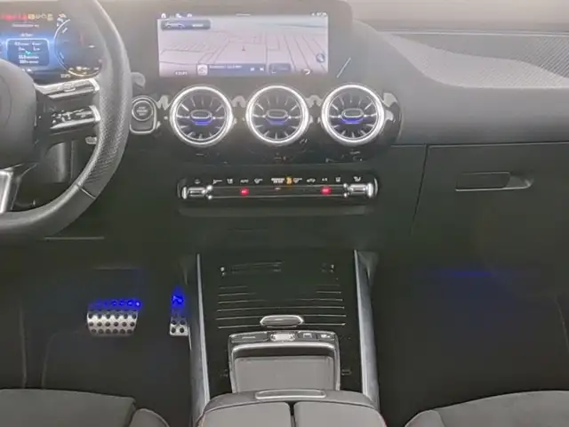 Mercedes-Benz GLA view 8