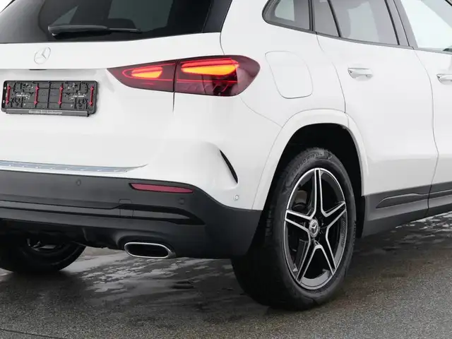 Mercedes-Benz GLA view 5