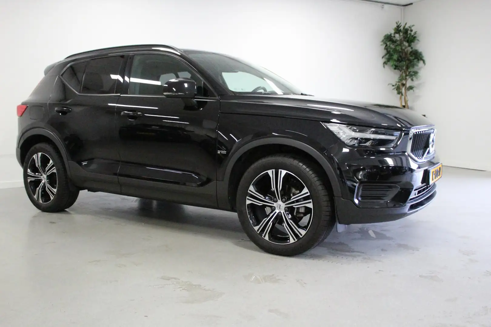 Volvo XC40 1.5 T2 Momentum Core | WEGKL-TRHAAK | DAB | DONKER Noir - 2