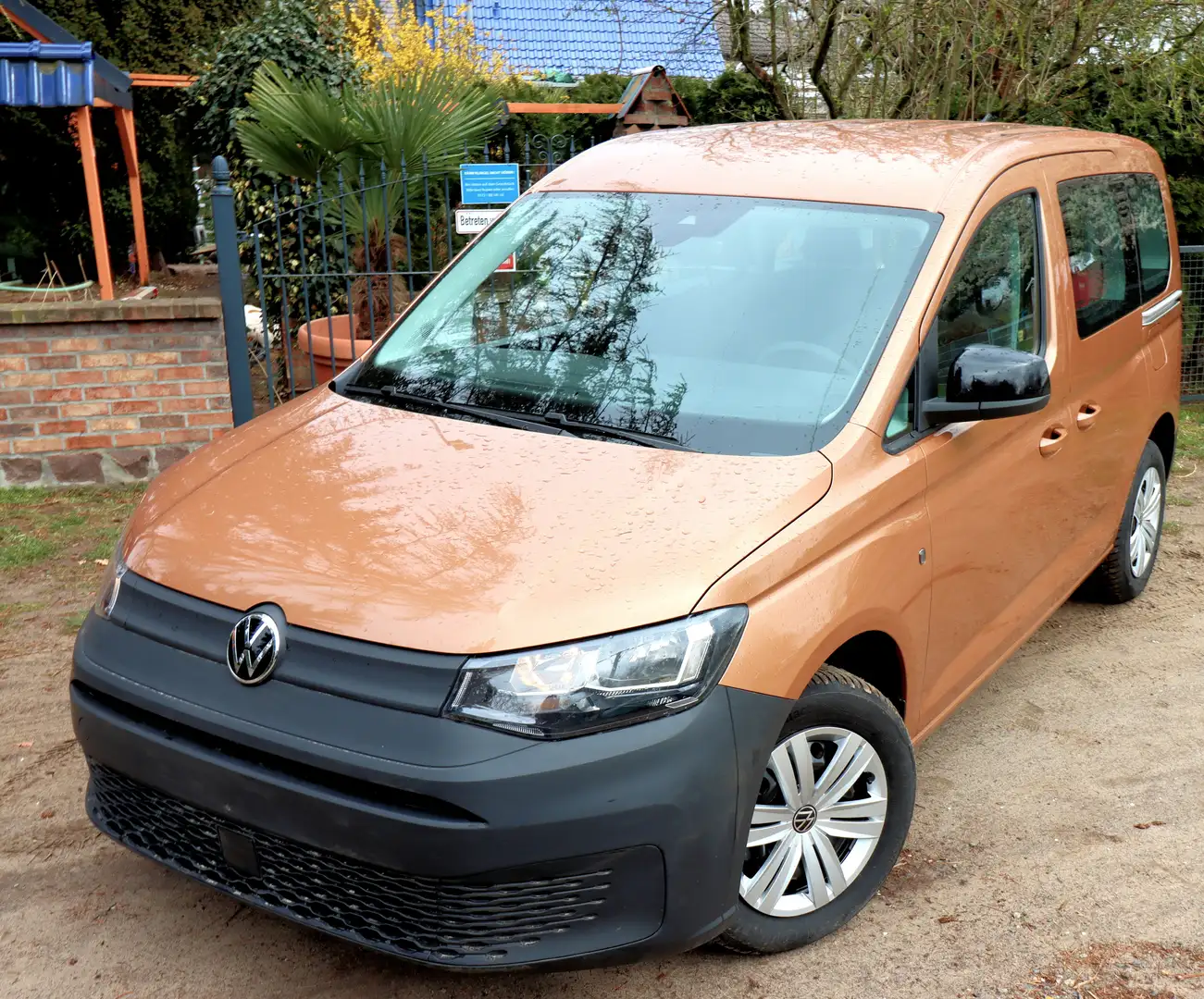 Volkswagen Caddy Camper mit Sitzecke + gr. Bett Bronze - 1