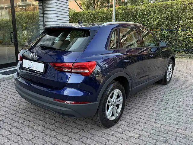 Audi Q3 view 5