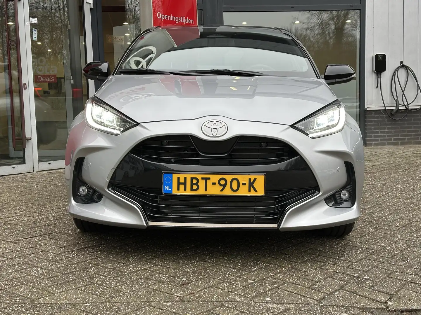 Toyota Yaris 1.5 Hybrid 130 Launch Edition NAVI DRAADLOOS LADEN Grijs - 2