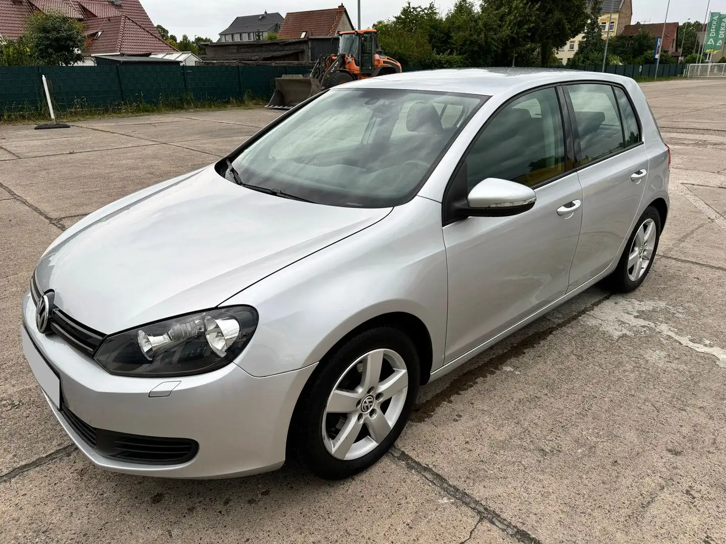 Volkswagen Golf VI 1.6 Trendline Klima AHK TÜV neu Silber - 1