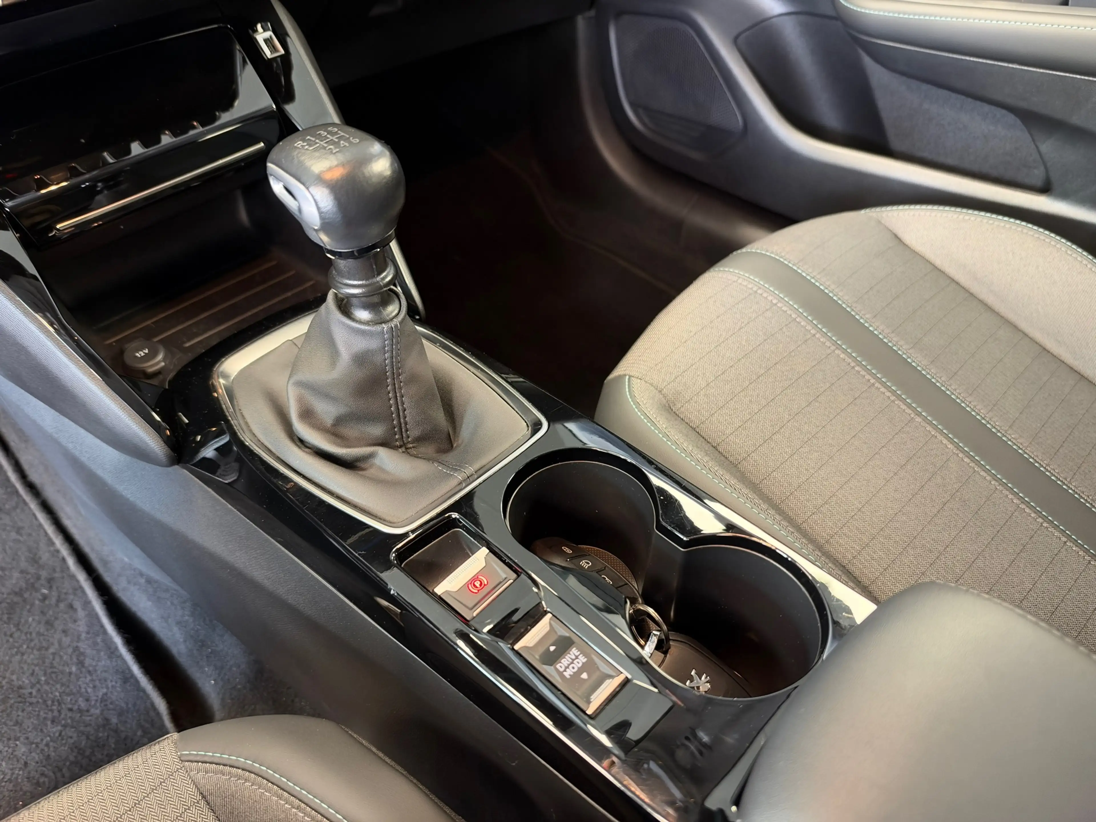 Peugeot 208 1.2 PureTech Allure Pack LED CLIMAT CRUISE CONTROL — photo 39
