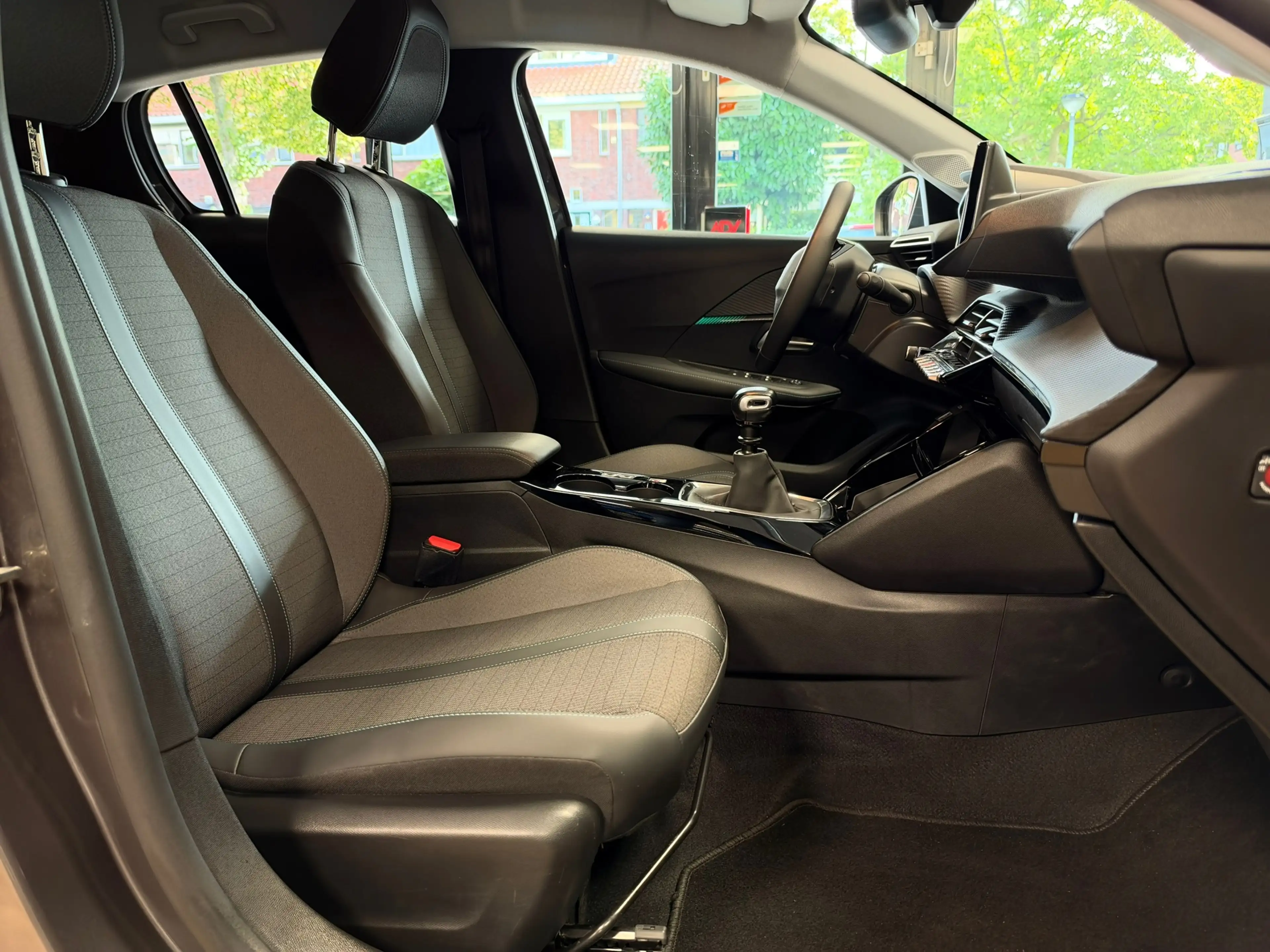Peugeot 208 1.2 PureTech Allure Pack LED CLIMAT CRUISE CONTROL — photo 16