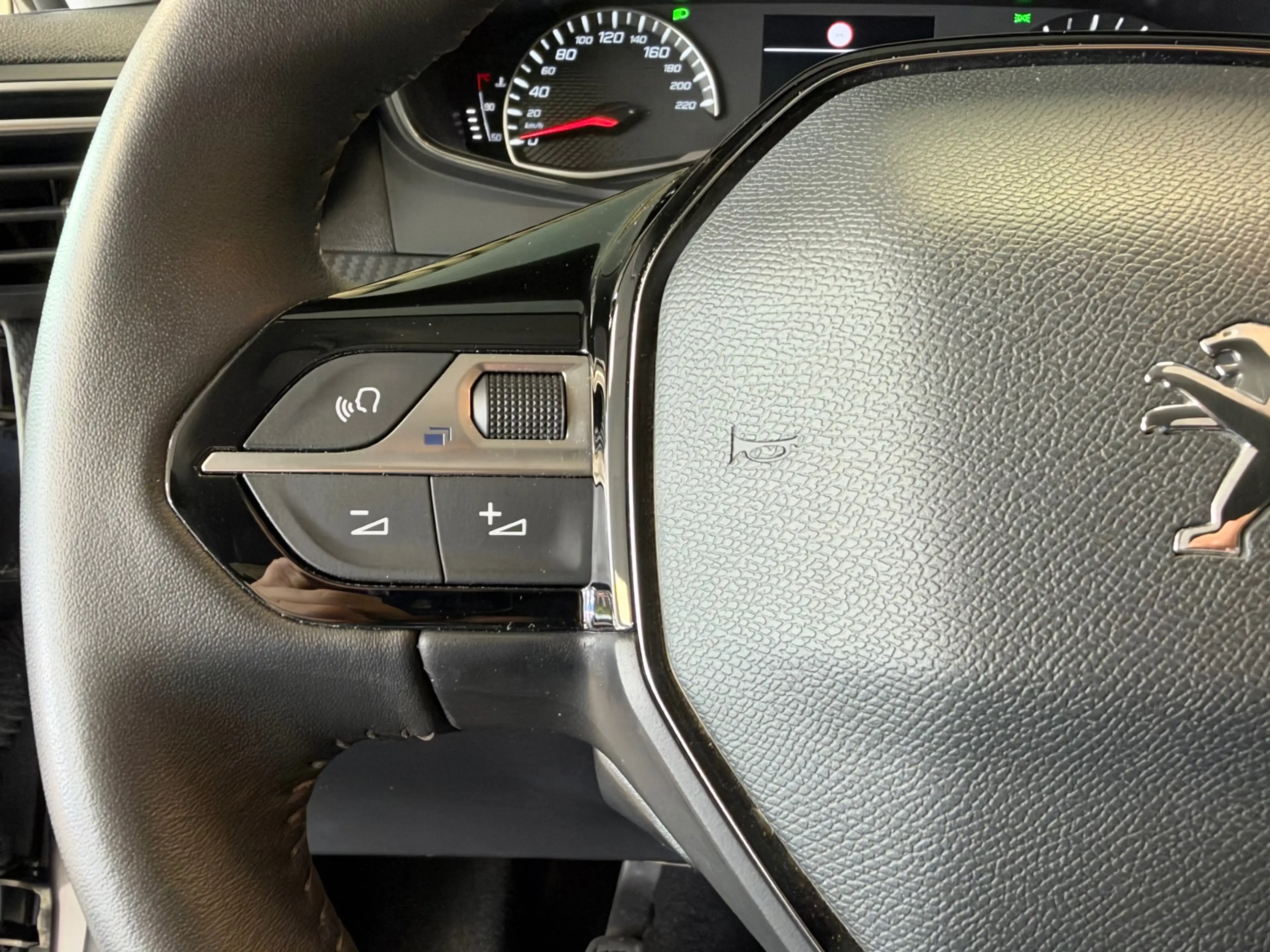 Peugeot 208 1.2 PureTech Allure Pack LED CLIMAT CRUISE CONTROL — photo 34