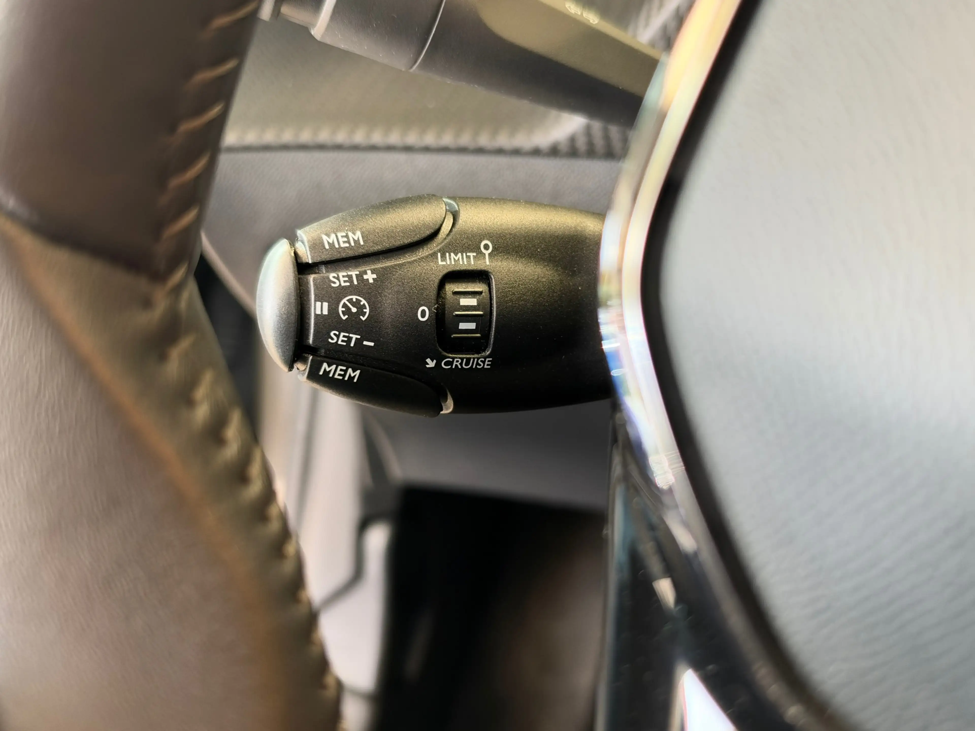 Peugeot 208 1.2 PureTech Allure Pack LED CLIMAT CRUISE CONTROL — photo 45