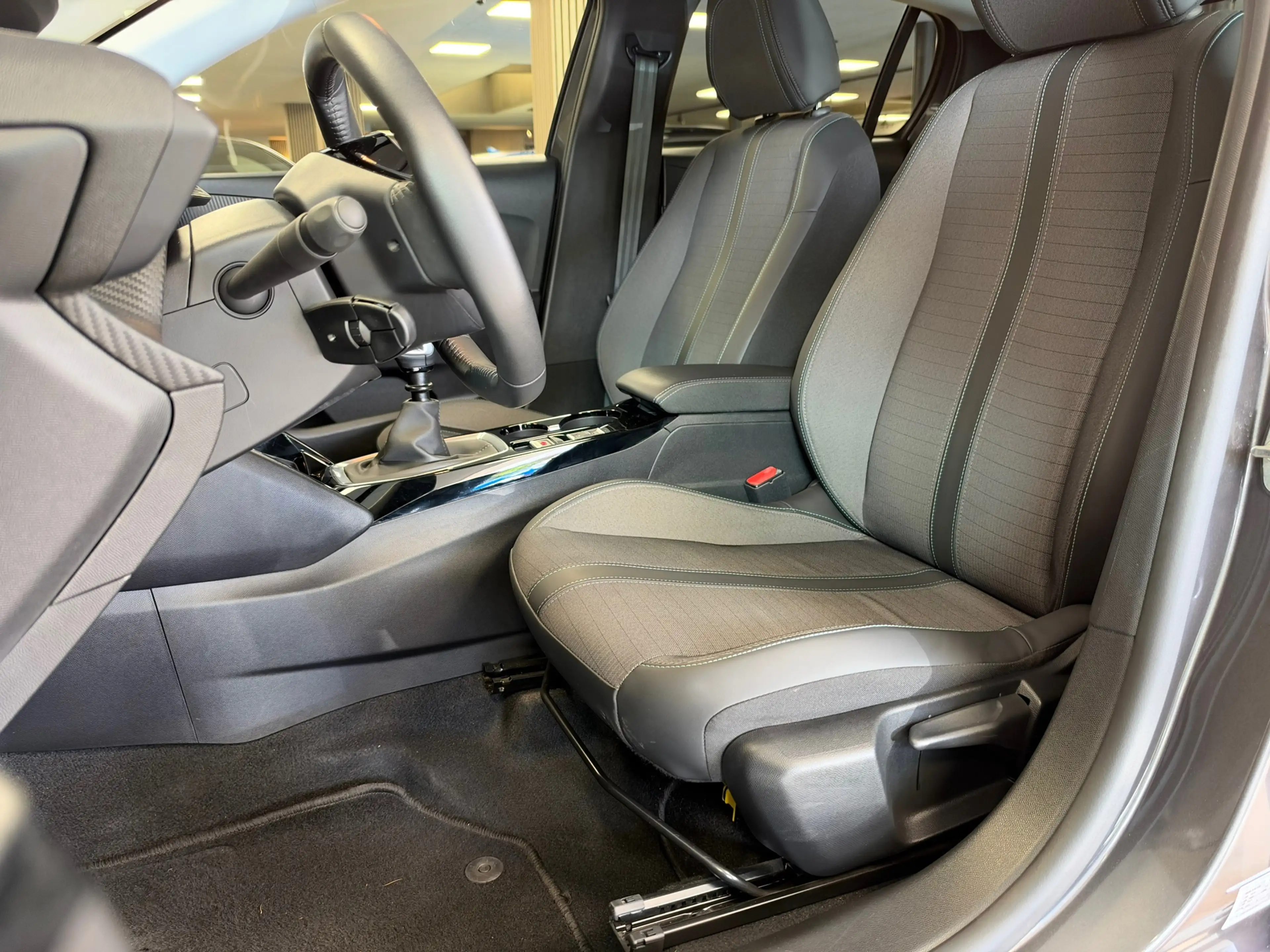 Peugeot 208 1.2 PureTech Allure Pack LED CLIMAT CRUISE CONTROL — photo 27