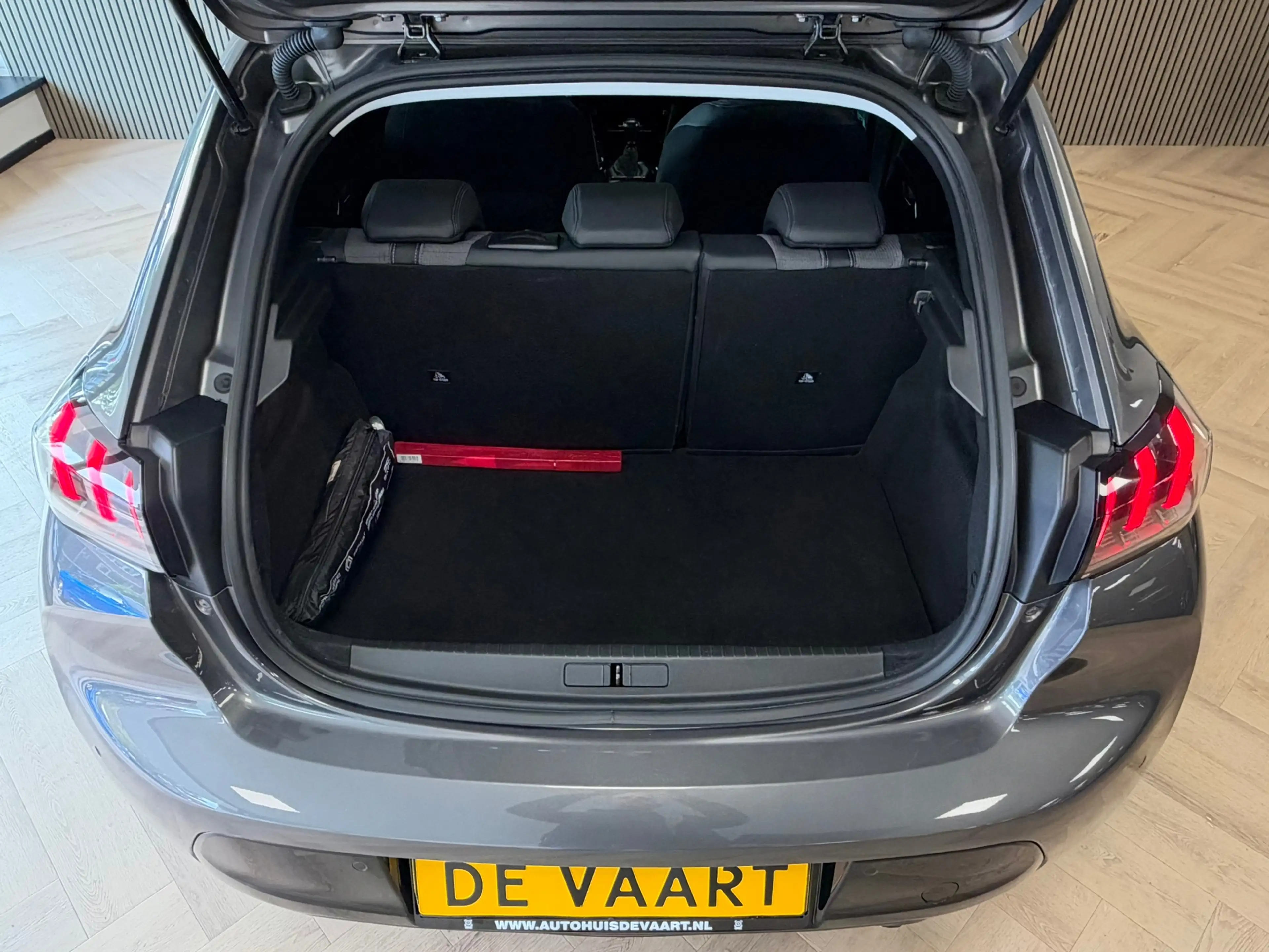 Peugeot 208 1.2 PureTech Allure Pack LED CLIMAT CRUISE CONTROL — photo 25
