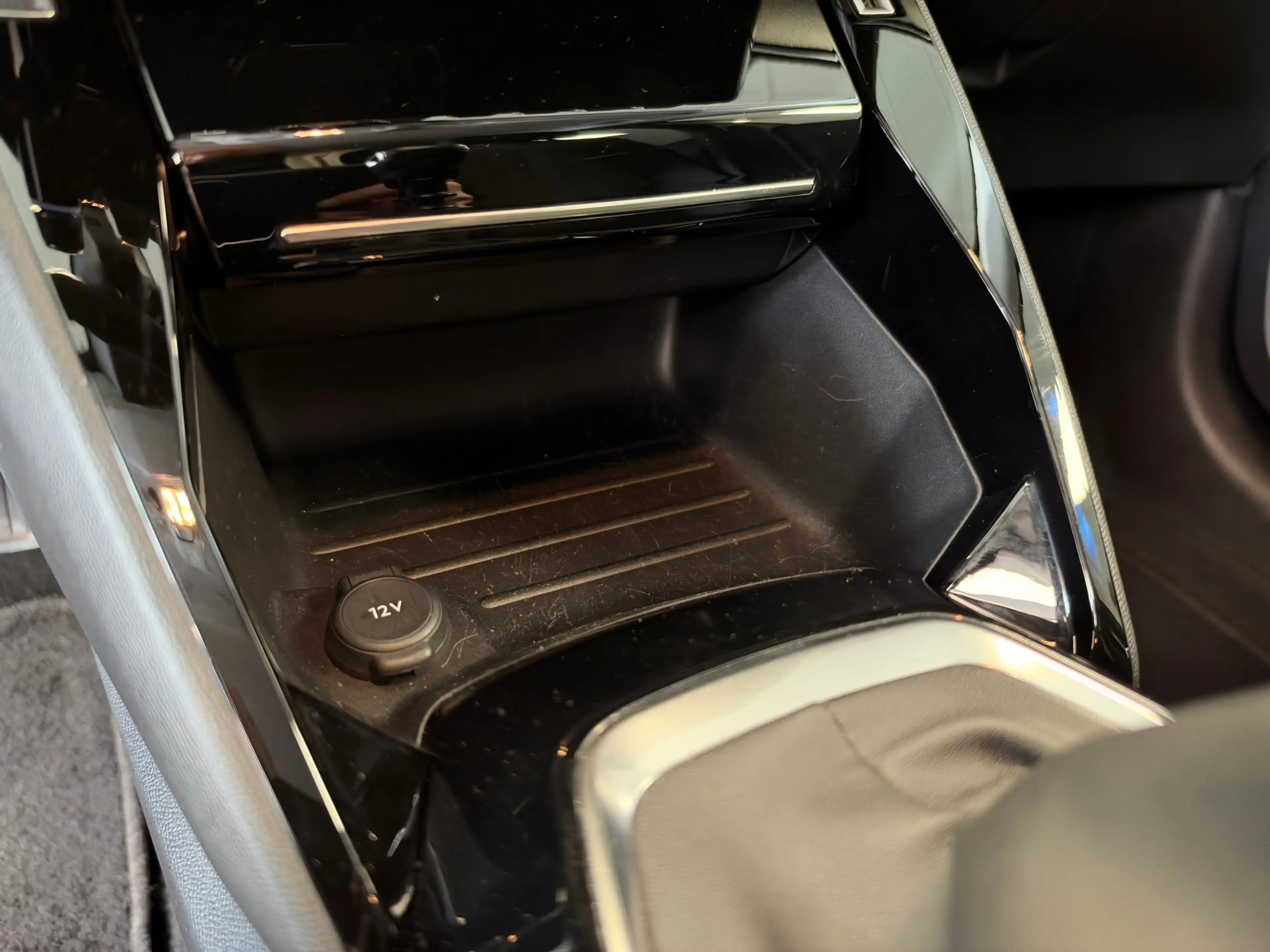 Peugeot 208 1.2 PureTech Allure Pack LED CLIMAT CRUISE CONTROL — photo 41