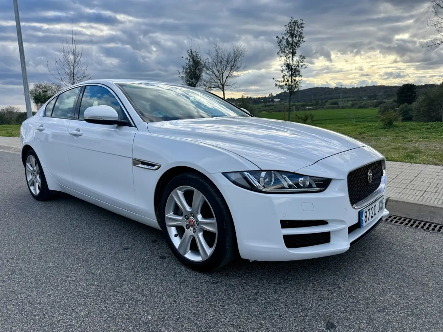 Jaguar XE 2.0 Diesel R-Sport AWD Aut. 180 Blanco - 2