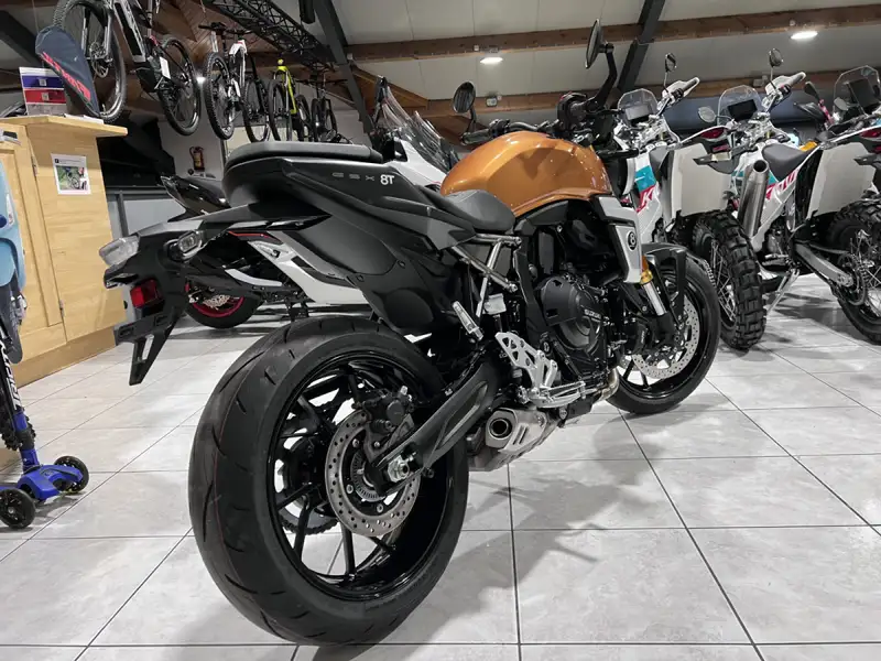 Suzuki GSX-8T - foto 3