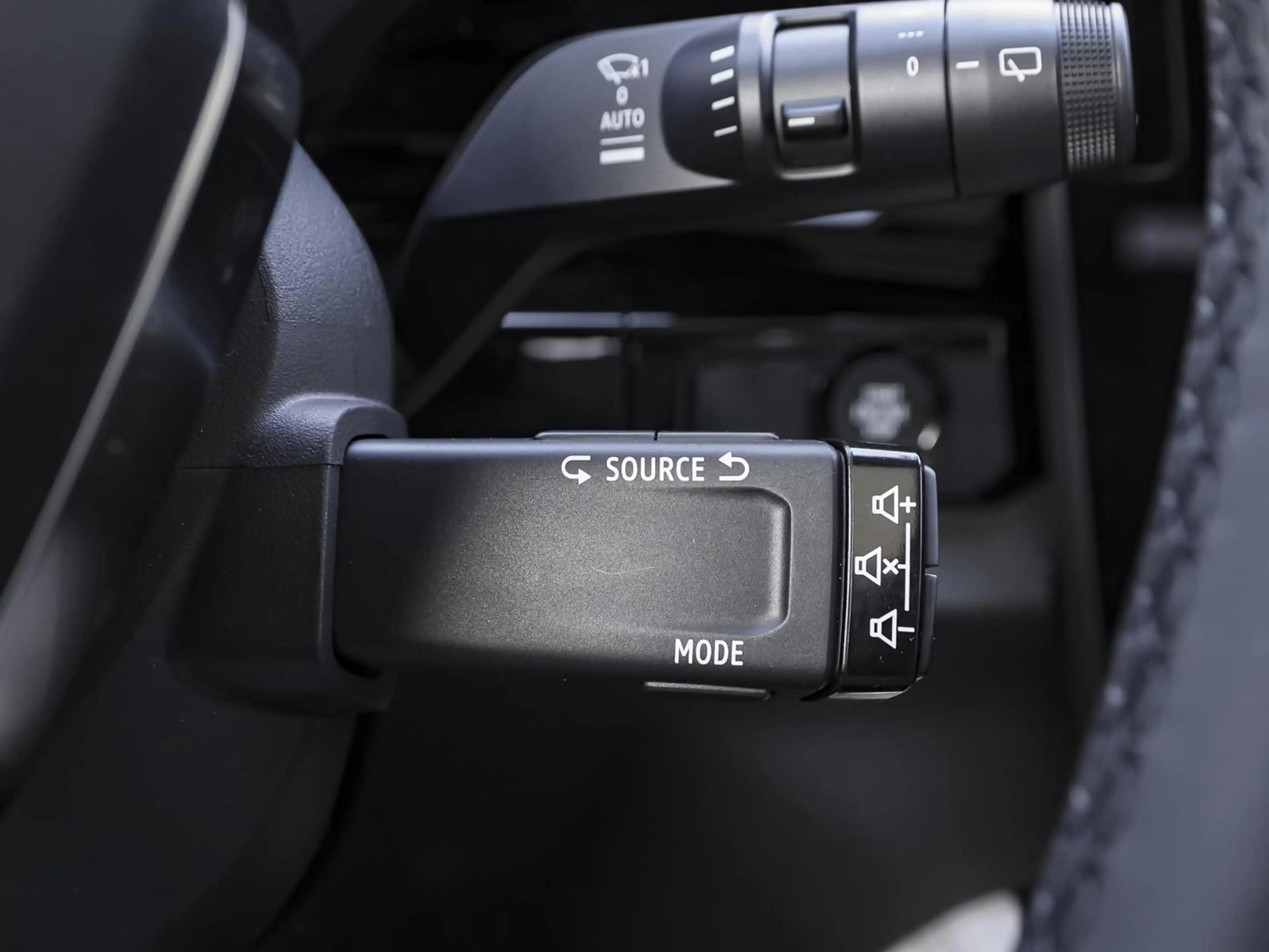 Renault Espace Iconic Full Hybrid E-Tech 200 7-Sitzer PD — photo 15