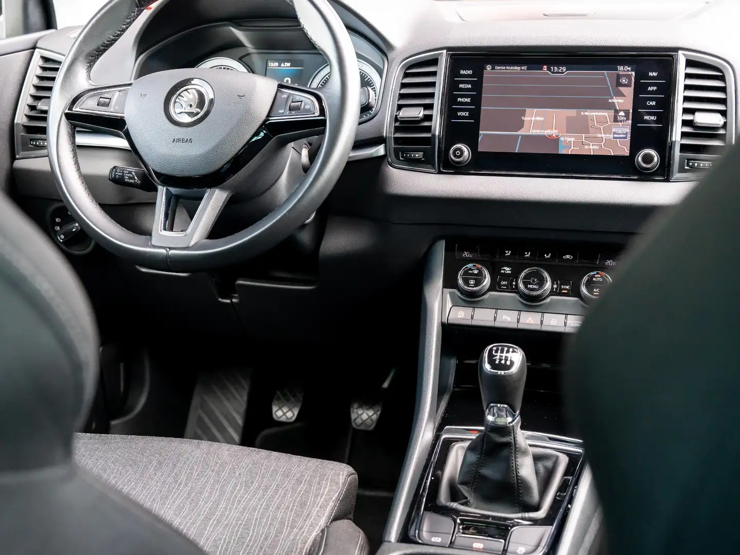Skoda Karoq 1.5 TSI ACT Business Edition | Trekhaak (wegklapba Zwart - 2