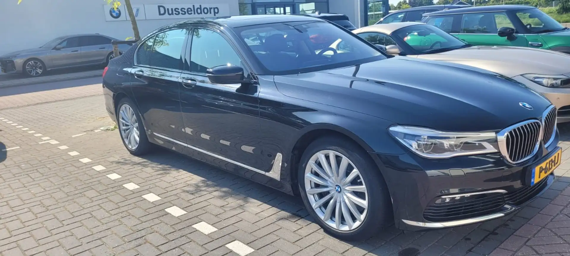 BMW 750 750d xDr. High Exec. Zwart - 1