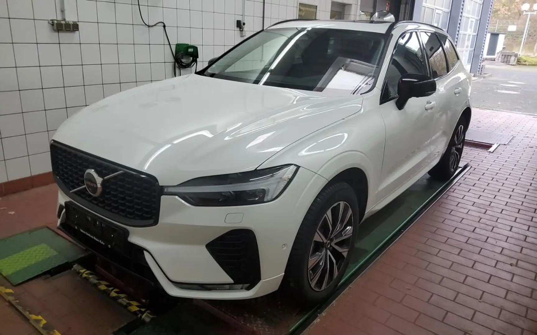 Volvo XC60 B5 AWD  PLUS DARK WINTERPAK+MEMORY+KAMERA+ Weiß - 2