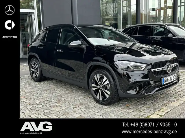 Mercedes-Benz GLA view 3