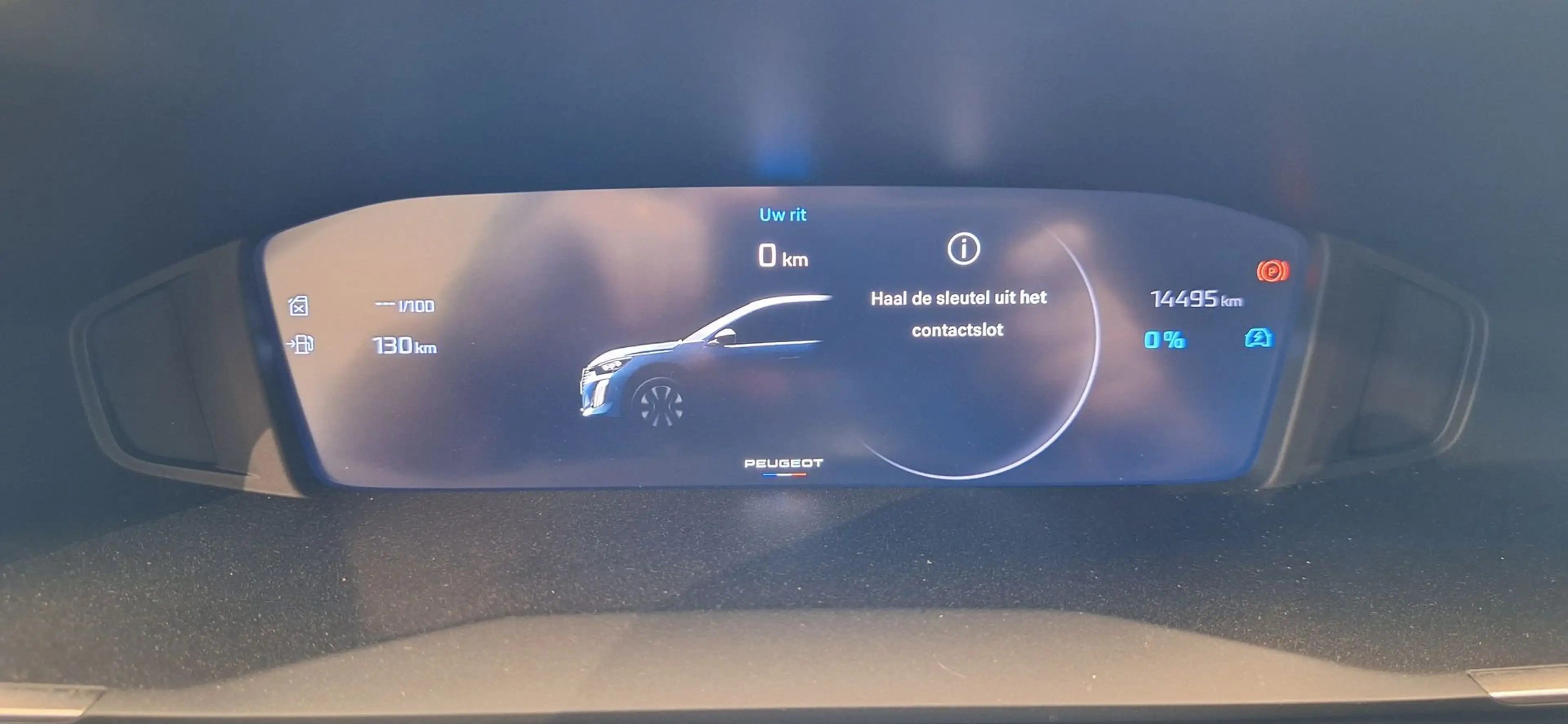 Peugeot 208 Hybrid Allure e-DCS6 — photo 12