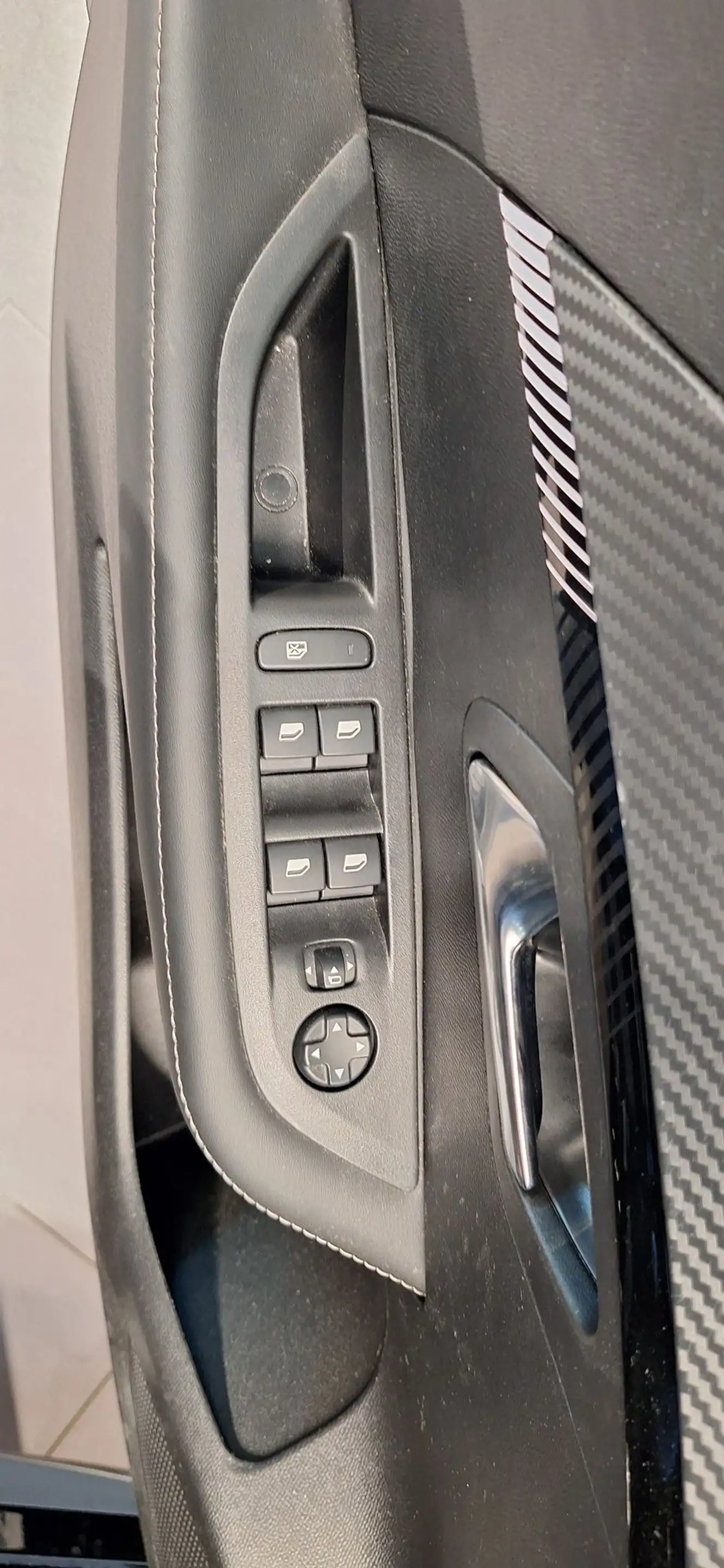 Peugeot 208 Hybrid Allure e-DCS6 — photo 8