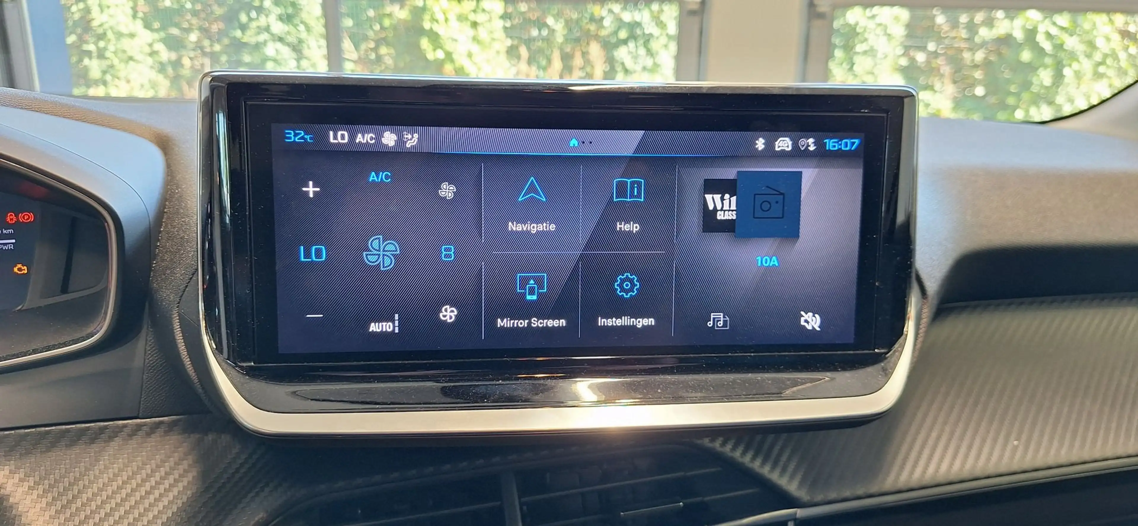 Peugeot 208 Hybrid Allure e-DCS6 — photo 13