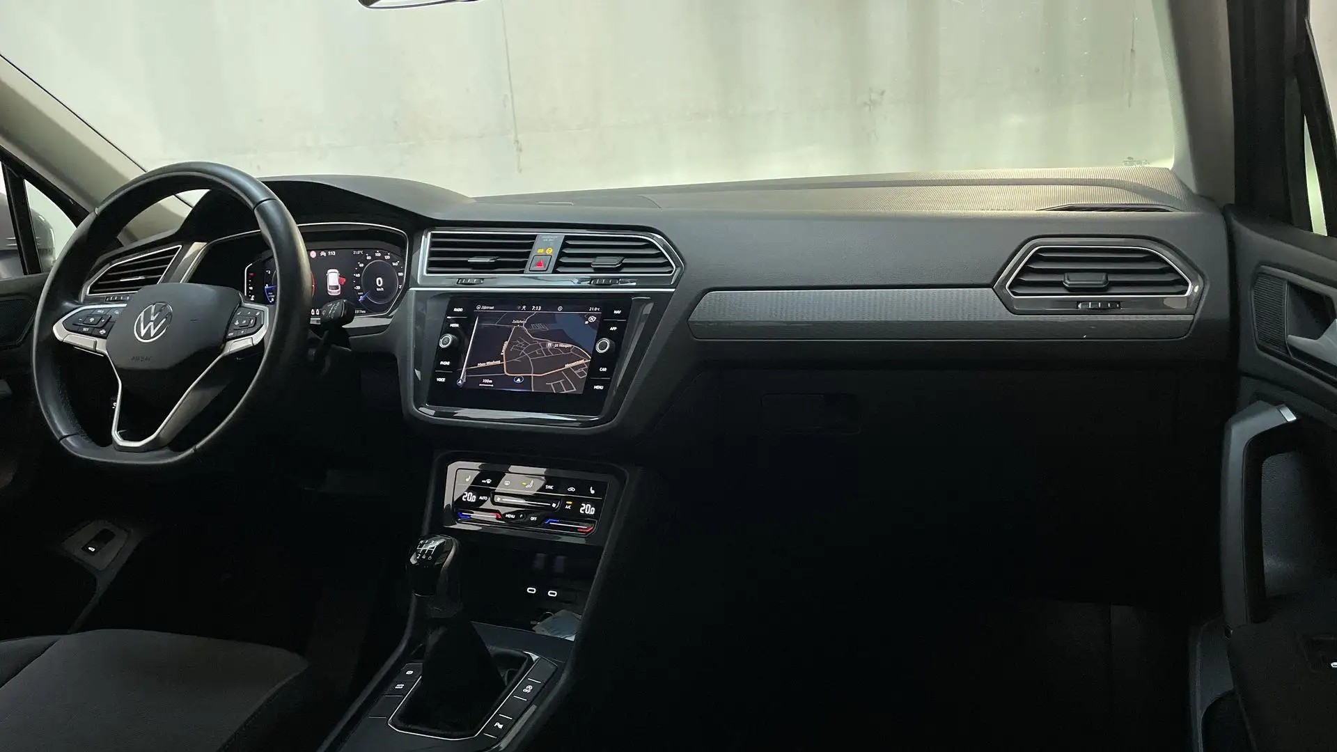Volkswagen Tiguan 1.5 TSI 150pk Life Business Virtual Cockpit Stoelv Grijs - 2