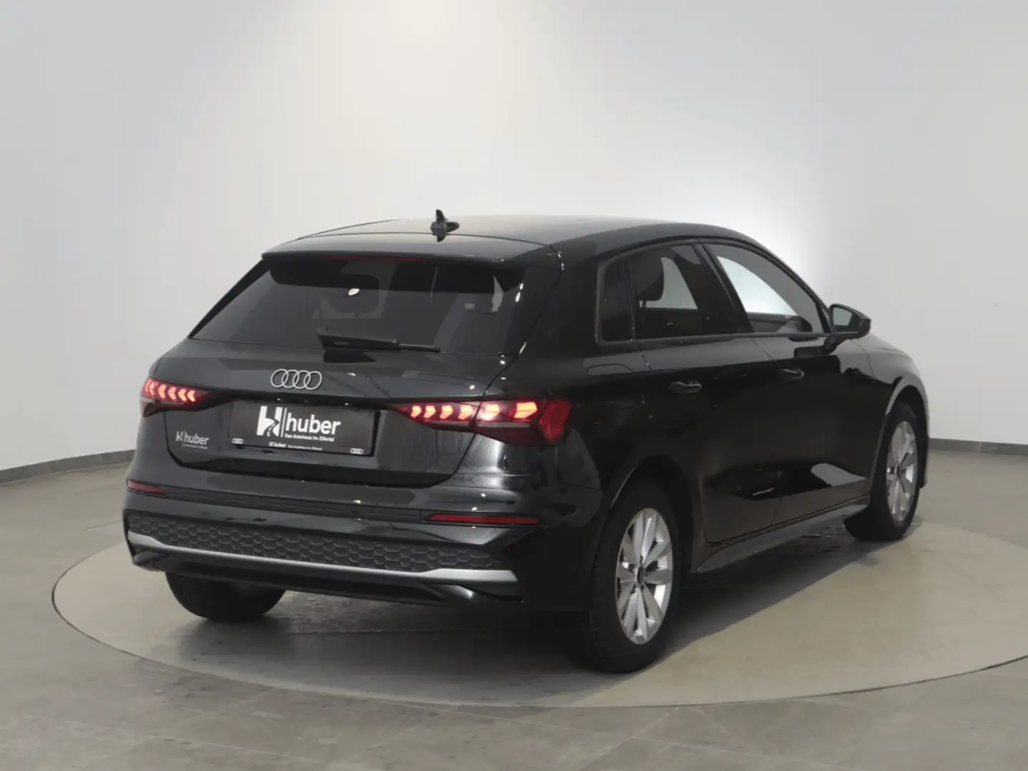 Audi A3 30 TFSI Schwarz - 2