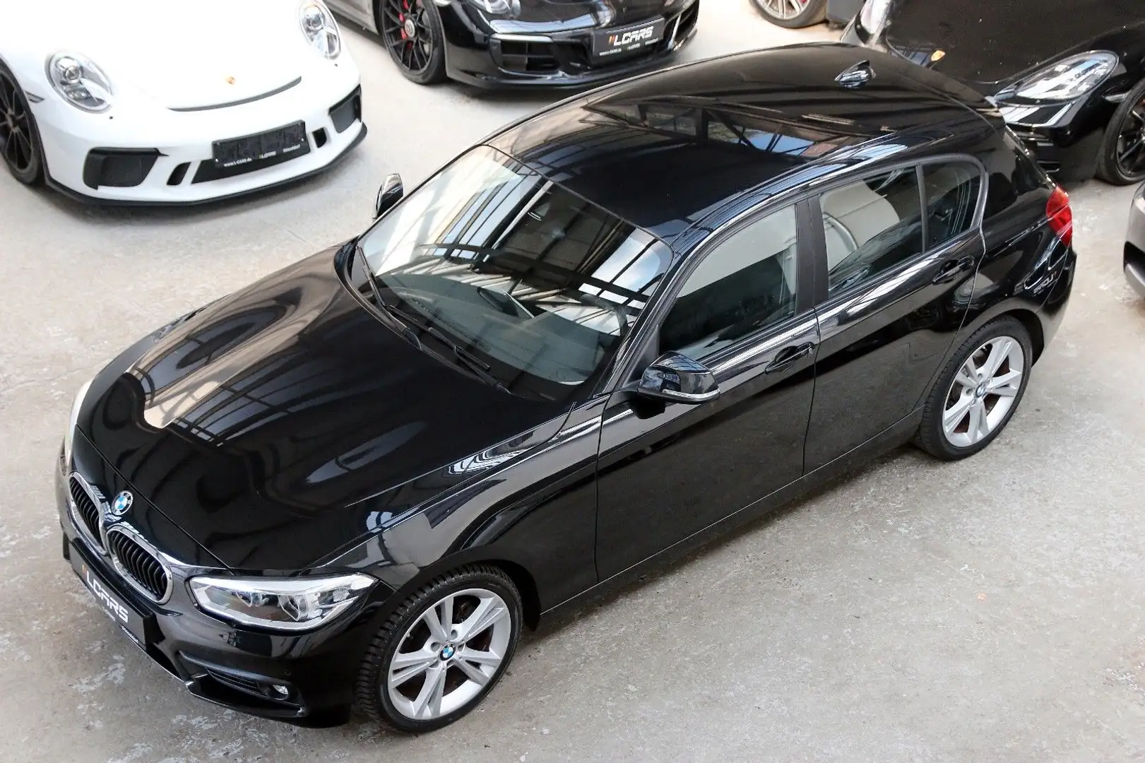 BMW 120 i Aut. Advantage Volleder LED PDC V+H 18" Zwart - 1