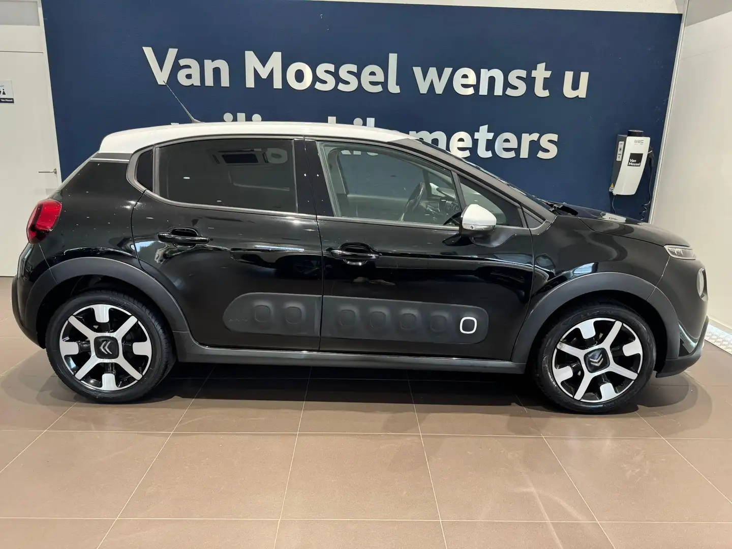 Citroen C3 1.2 PureTech Shine Zwart - 2