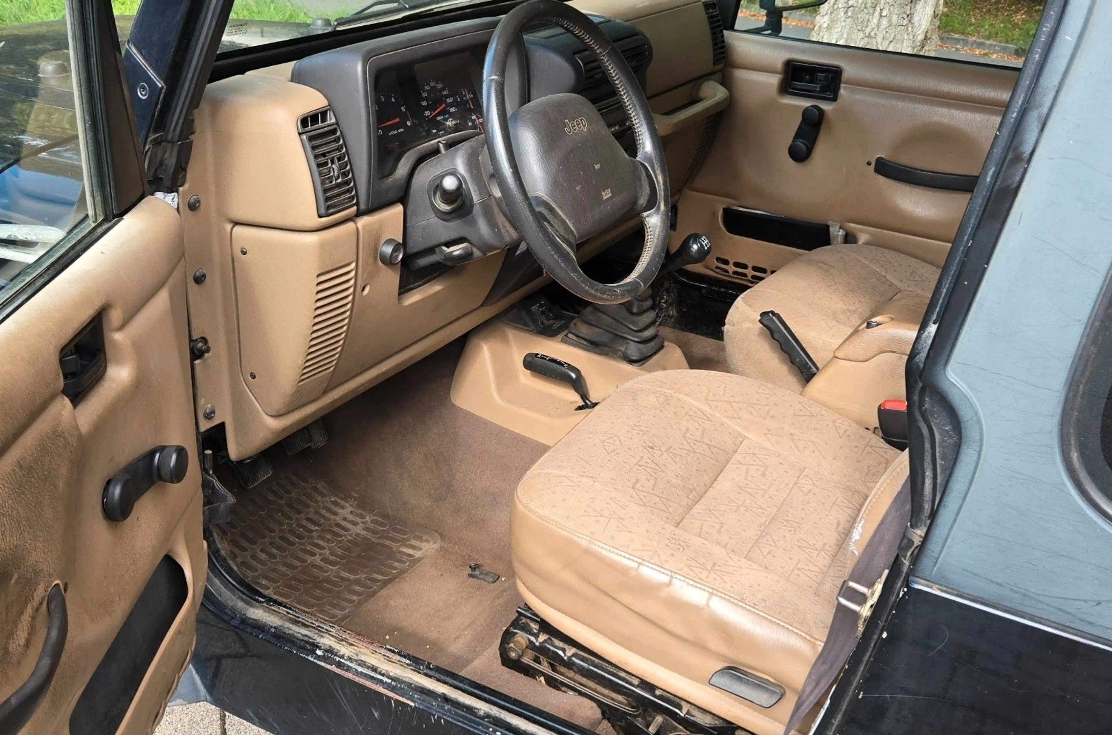 Jeep Wrangler 4.0 Laredo Hardtop — photo 7