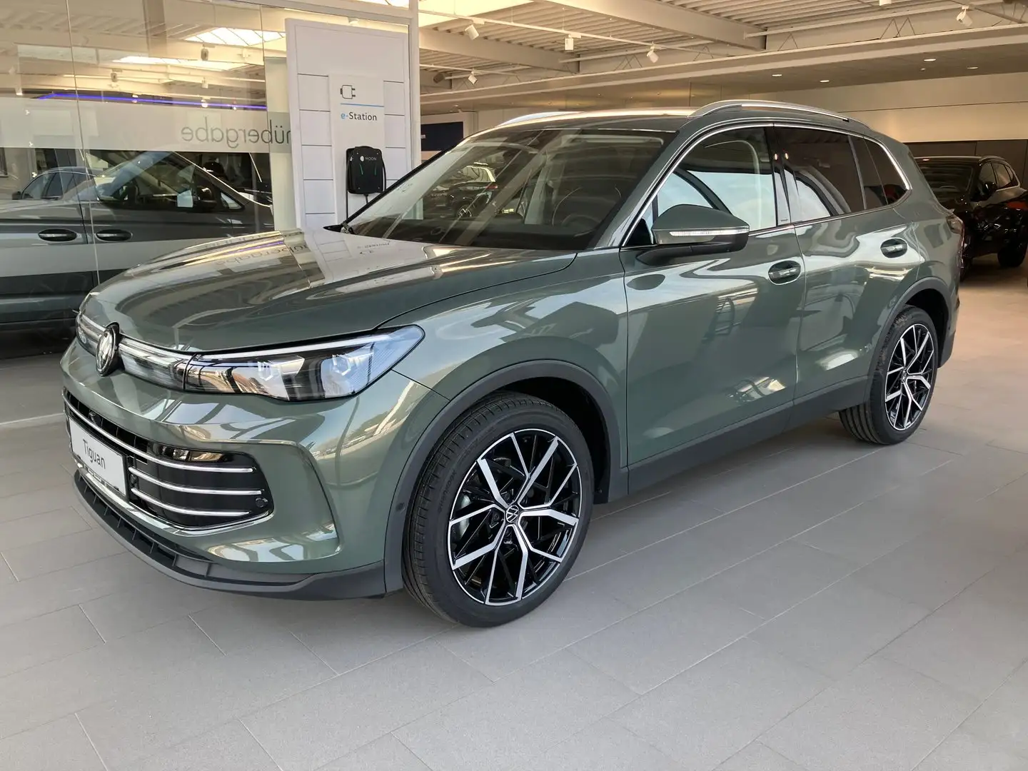 Volkswagen Tiguan Elegance eTSI DSG Grün - 1