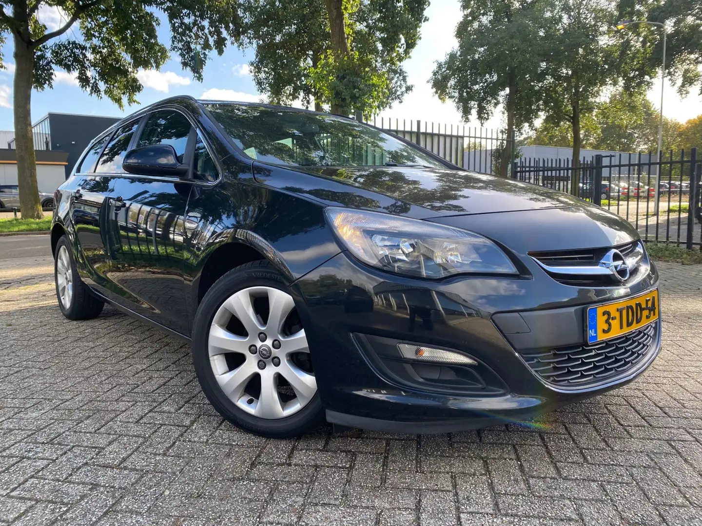 Opel Astra Sports Tourer 1.4 Turbo Business + Navi Cruise Tel Noir - 2