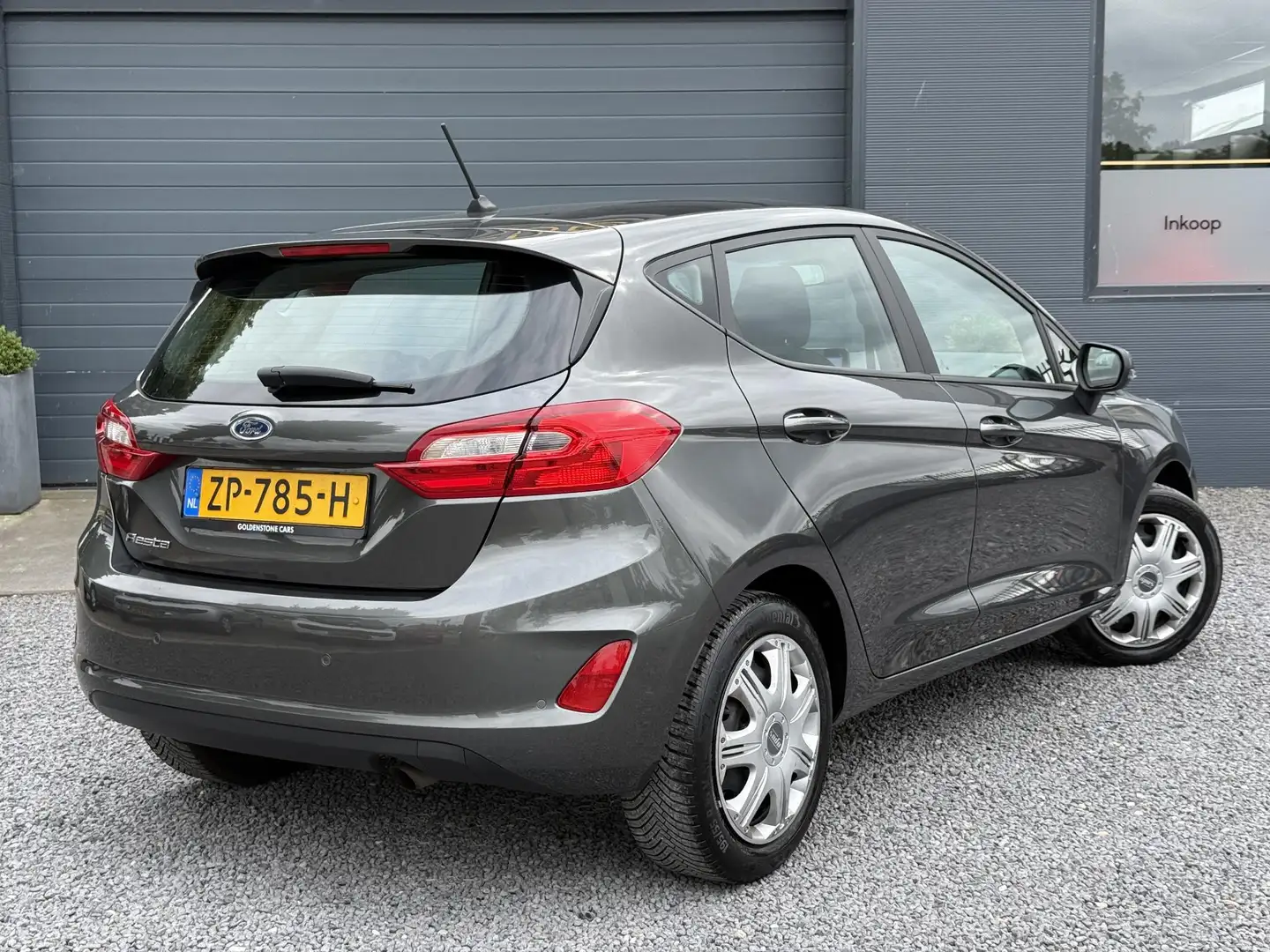 Ford Fiesta 1.1 Trend 2e Eigenaar,Navi,Pdc,Airco,Cruise,Dealer Grijs - 2