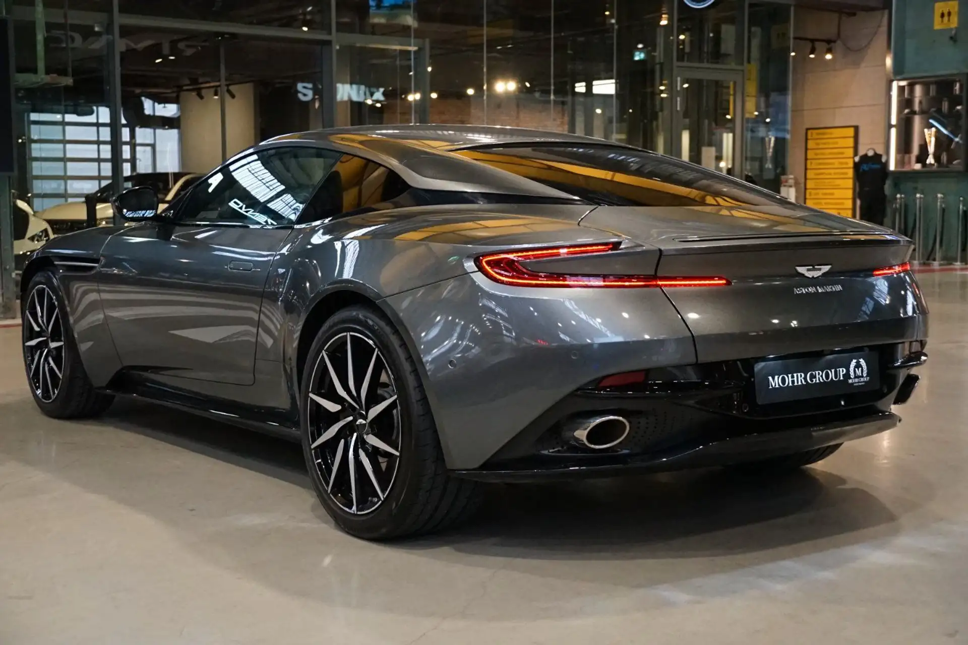 애스턴마틴 DB11 V8 2020 은색 사진 6