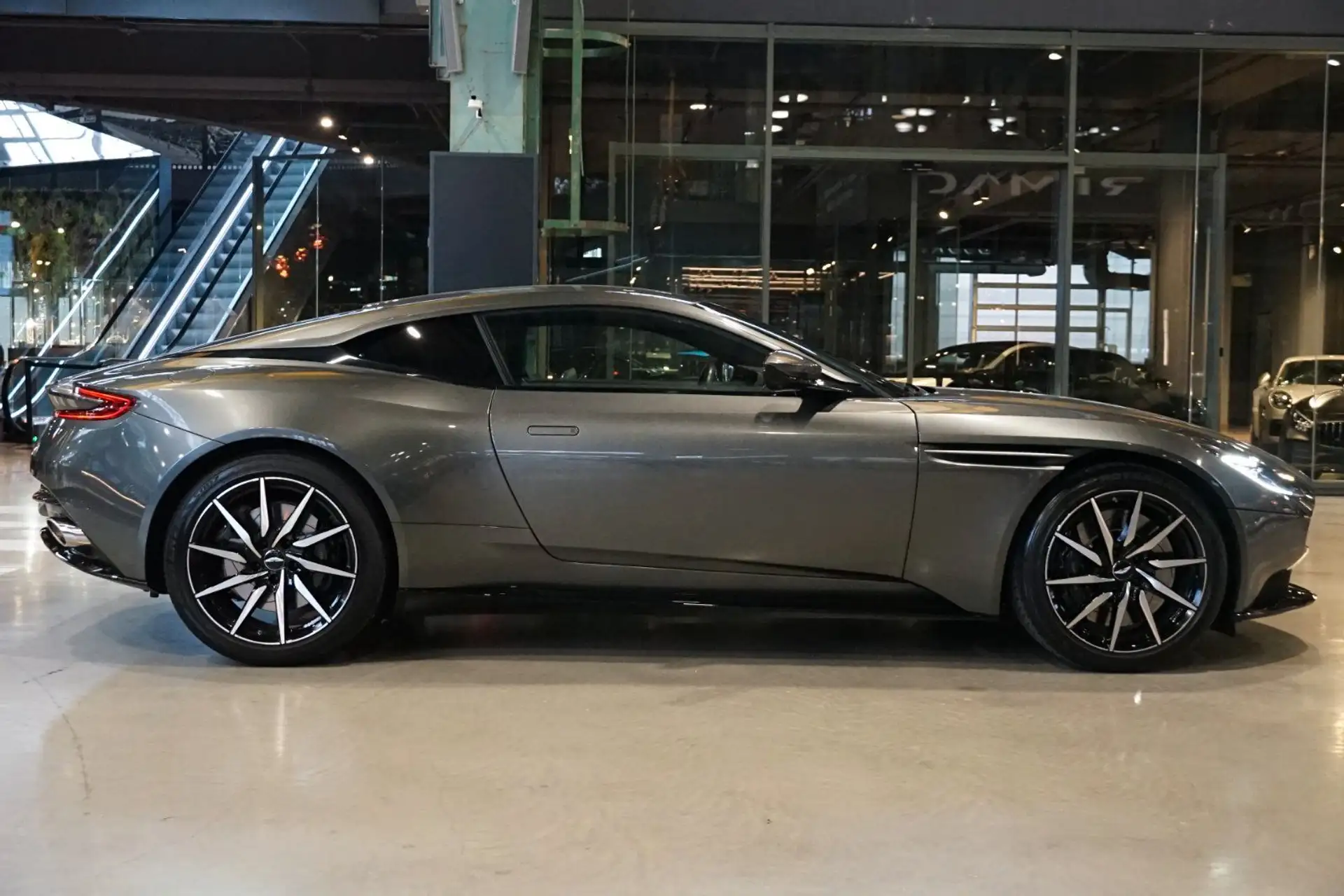 애스턴마틴 DB11 V8 2020 은색 사진 5