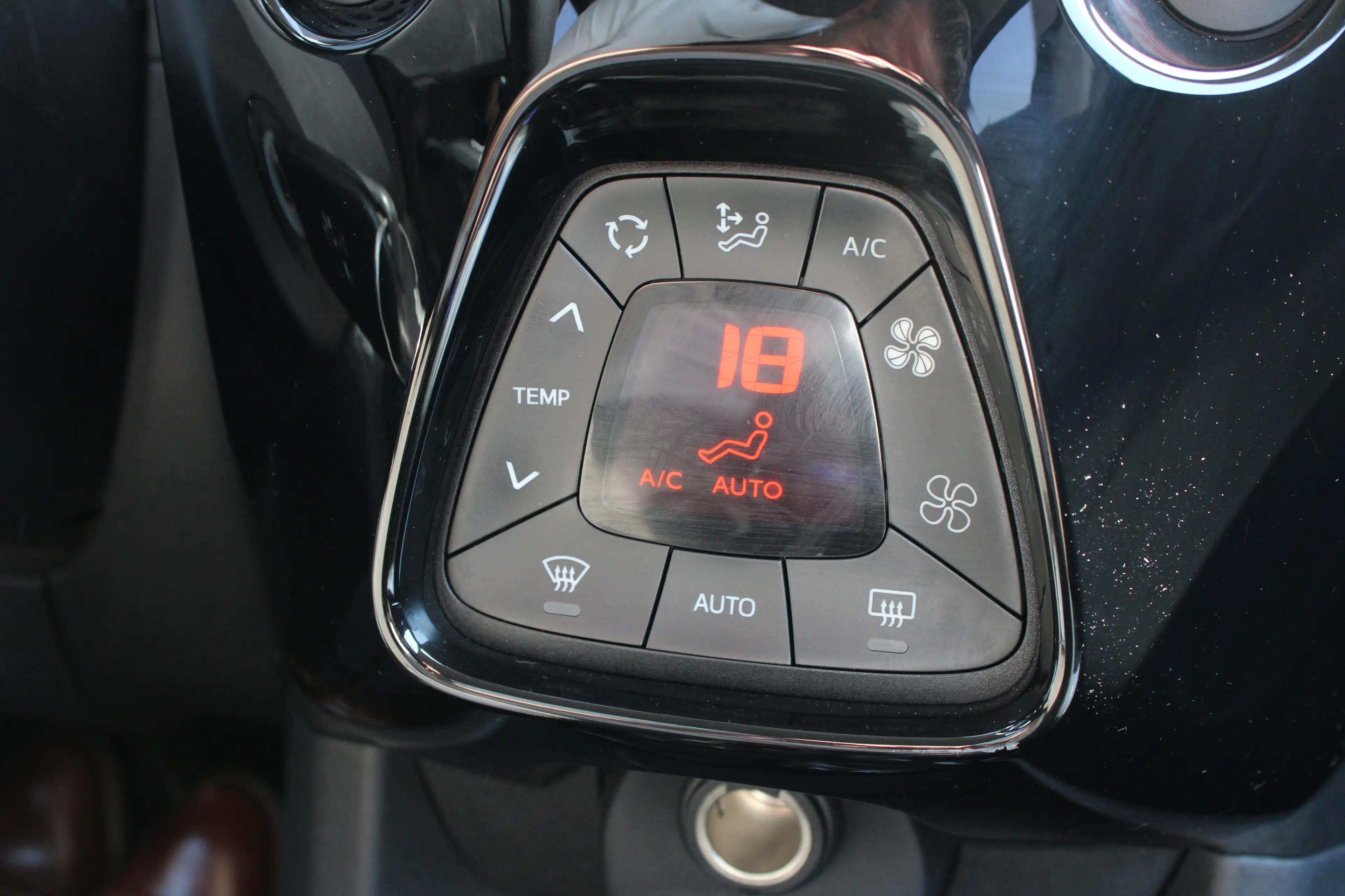 Peugeot 108 1.0 e-VTi Allure | Navi by app | Camera | Climate — photo 11