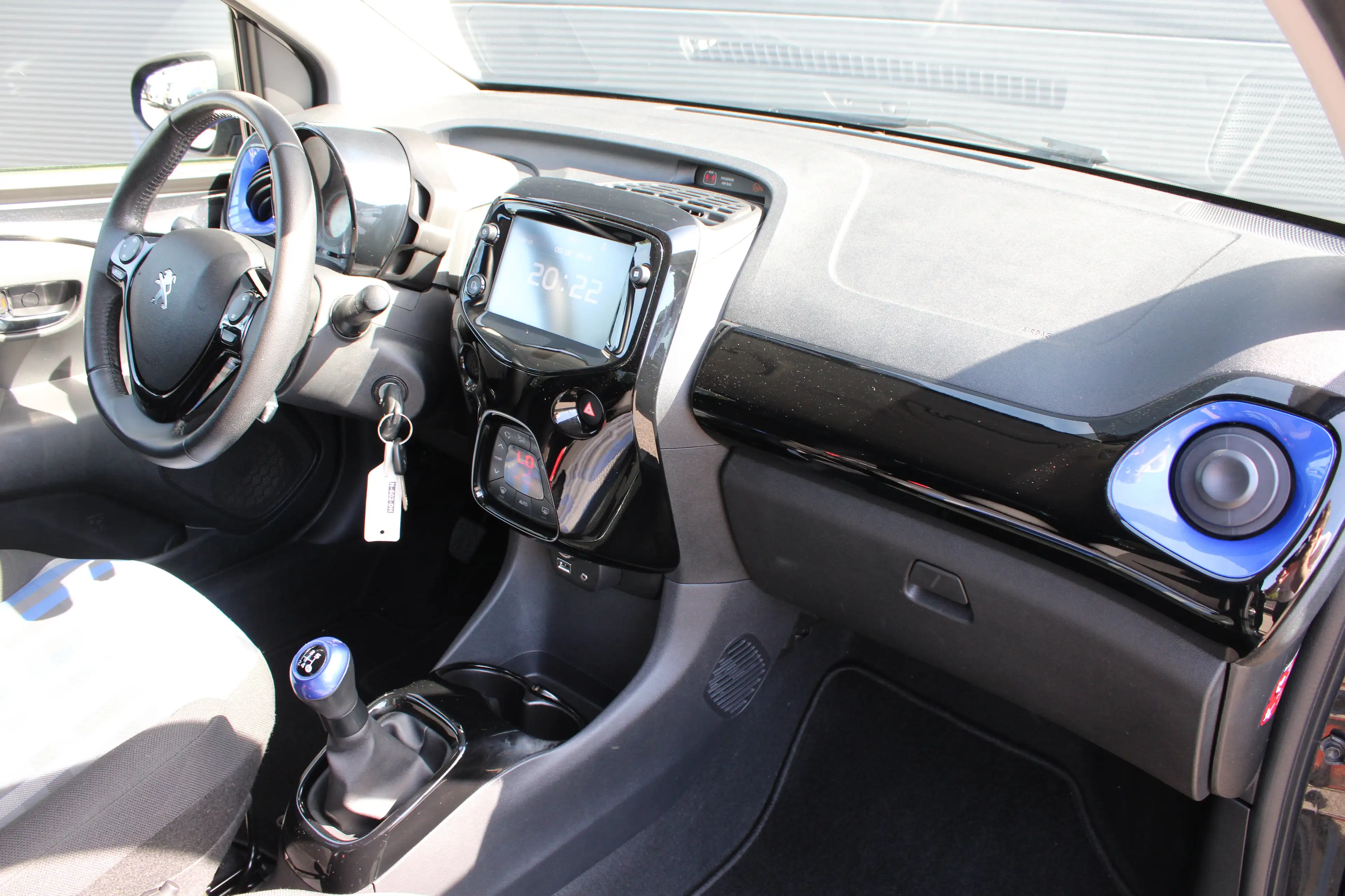 Peugeot 108 1.0 e-VTi Allure | Navi by app | Camera | Climate — photo 3