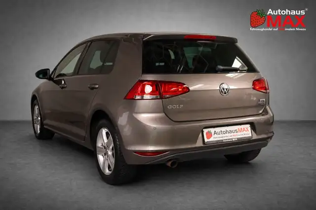 Volkswagen Golf view 3