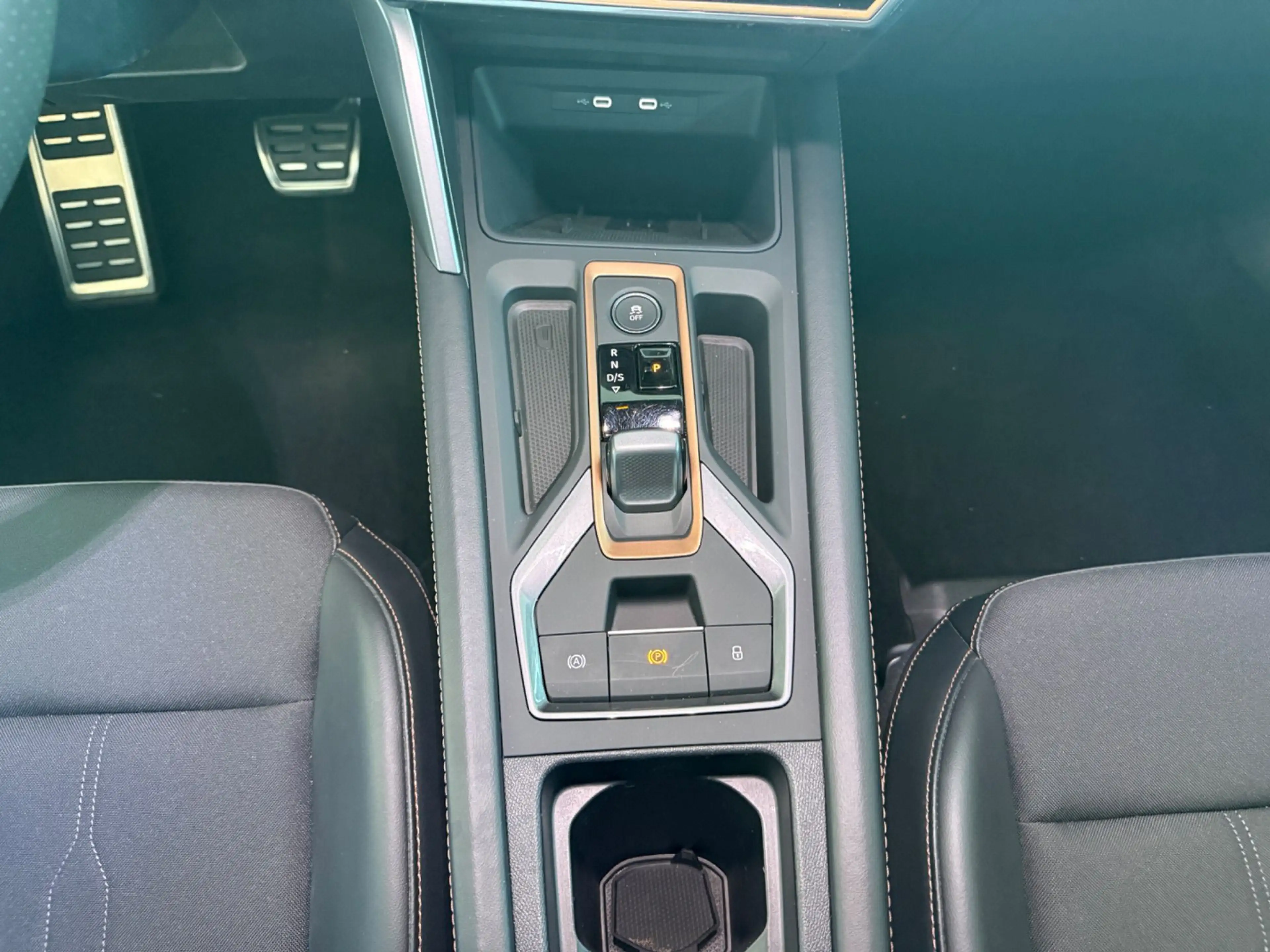 CUPRA Leon 1.5 eTSI — photo 14